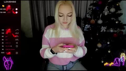Snapshot of stella__cox chatting on 12.18.25 Stella Cox online show from 12.18.25