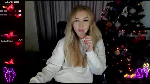 Snapshot of stella__cox chatting on 12.19.25 Stella Cox online show from 12.19.25