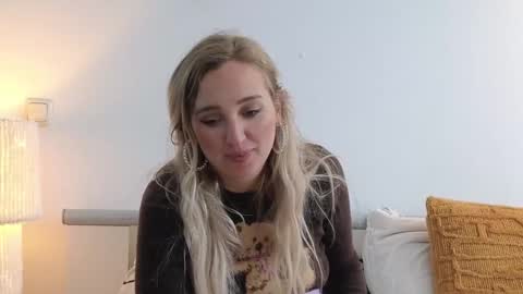 Snapshot of stellaflowerpower chatting on 11.06.25 StellaFlowerPower online show from 11.06.25