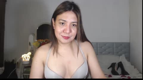 Snapshot of stellahugets chatting on 11.22.25 Stella online show from 11.22.25