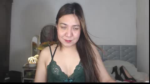 Snapshot of stellahugets chatting on 12.19.25 Stella online show from 12.19.25