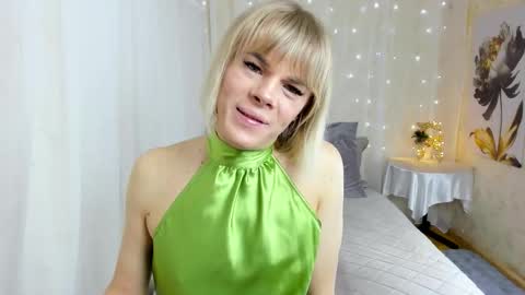 Snapshot of stesnyashkaalice chatting on 12.22.25 Alice online show from 12.22.25