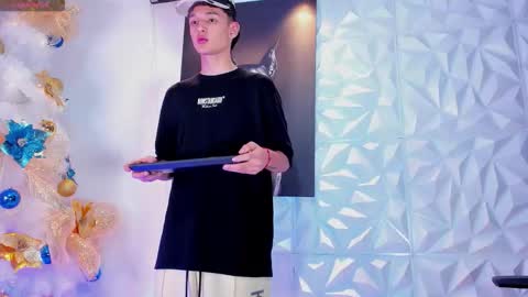 Snapshot of stiiveen_24cm chatting on 12.23.25 Stiven brendan online show from 12.23.25