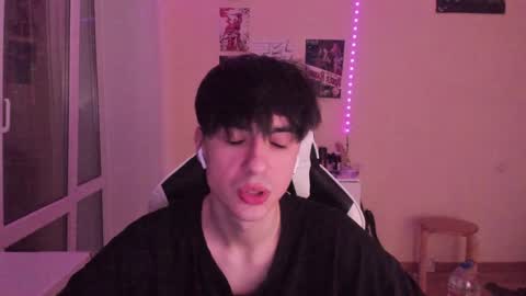 Snapshot of stralght_twinks chatting on 12.02.24 Ray online show from 12.02.24