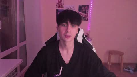 Snapshot of stralght_twinks chatting on 12.02.24 Ray online show from 12.02.24