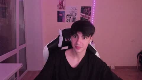 Snapshot of stralght_twinks chatting on 12.04.24 Ray online show from 12.04.24