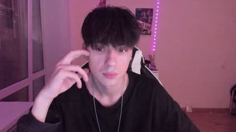 Snapshot of stralght_twinks chatting on 12.05.24 Ray online show from 12.05.24