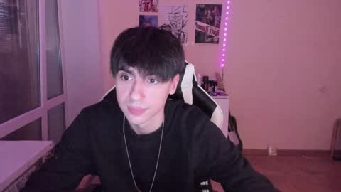 Snapshot of stralght_twinks chatting on 12.05.24 Ray online show from 12.05.24