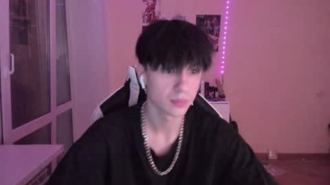 Snapshot of stralght_twinks chatting on 12.07.24 Ray online show from 12.07.24