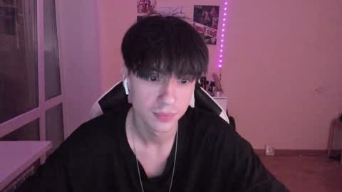 Snapshot of stralght_twinks chatting on 12.08.24 Ray online show from 12.08.24