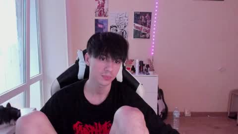 Snapshot of stralght_twinks chatting on 12.10.24 Ray online show from 12.10.24