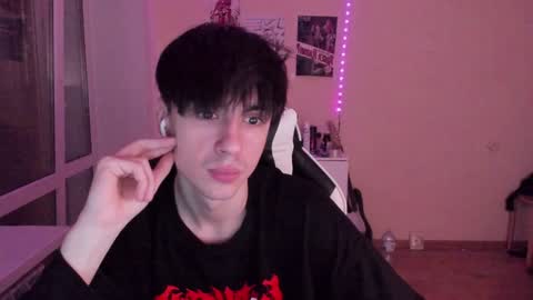 Snapshot of stralght_twinks chatting on 12.11.24 Ray online show from 12.11.24