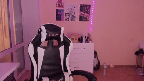 Snapshot of stralght_twinks chatting on 12.12.24 Ray online show from 12.12.24