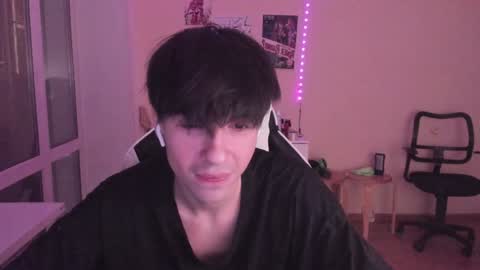 Snapshot of stralght_twinks chatting on 12.14.24 Ray online show from 12.14.24