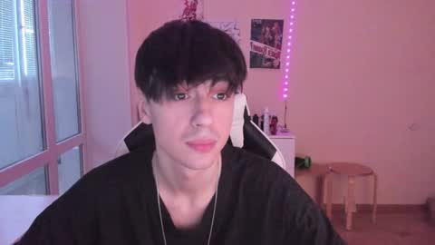 Snapshot of stralght_twinks chatting on 12.15.24 Ray online show from 12.15.24