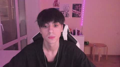 Snapshot of stralght_twinks chatting on 12.16.24 Ray online show from 12.16.24