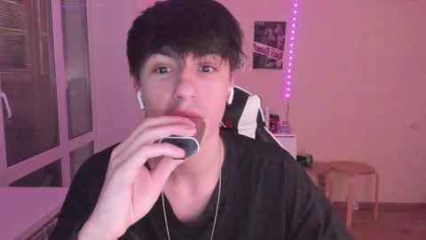 Snapshot of stralght_twinks chatting on 12.19.24 Ray online show from 12.19.24