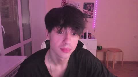 Snapshot of stralght_twinks chatting on 12.20.24 Ray online show from 12.20.24