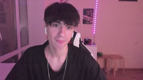 Snapshot of stralght_twinks chatting on 12.20.24 Ray online show from 12.20.24