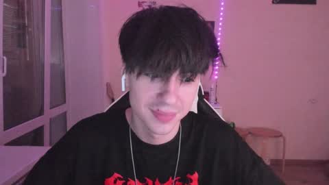 Snapshot of stralght_twinks chatting on 12.22.24 Ray online show from 12.22.24