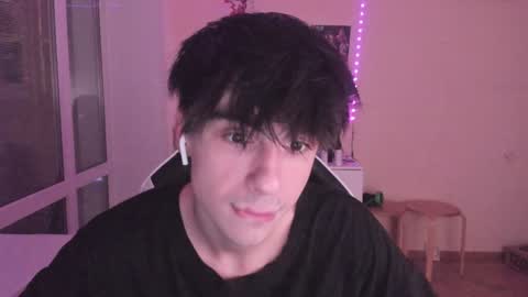 Snapshot of stralght_twinks chatting on 12.25.24 Ray online show from 12.25.24