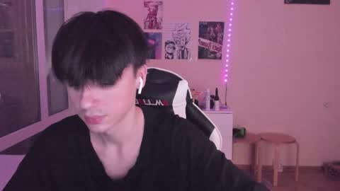 Snapshot of stralght_twinks chatting on 12.25.24 Ray online show from 12.25.24