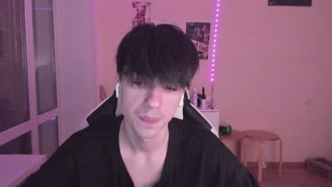 Snapshot of stralght_twinks chatting on 12.25.24 Ray online show from 12.25.24