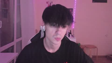 Snapshot of stralght_twinks chatting on 12.26.24 Ray online show from 12.26.24