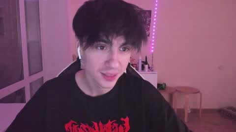 Snapshot of stralght_twinks chatting on 12.27.24 Ray online show from 12.27.24