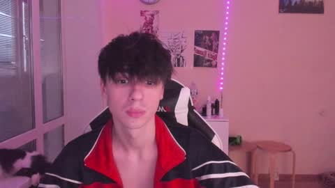 Snapshot of stralght_twinks chatting on 01.03.25 Ray online show from 01.03.25