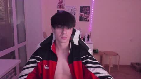 Snapshot of stralght_twinks chatting on 01.08.25 Ray online show from 01.08.25