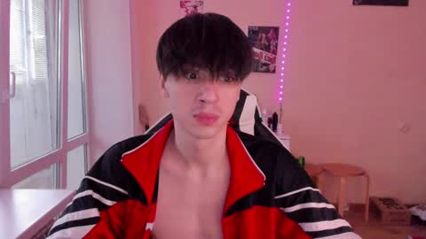 Snapshot of stralght_twinks chatting on 01.08.25 Ray online show from 01.08.25