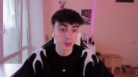 Snapshot of stralght_twinks chatting on 01.11.25 Ray online show from 01.11.25