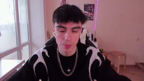 Snapshot of stralght_twinks chatting on 01.13.25 Ray online show from 01.13.25