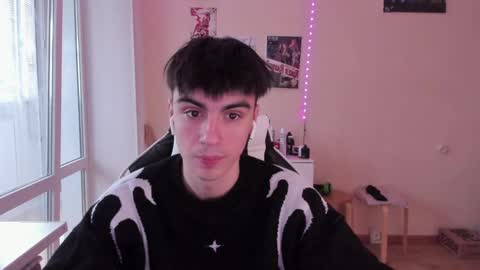 Snapshot of stralght_twinks chatting on 01.16.25 Ray online show from 01.16.25