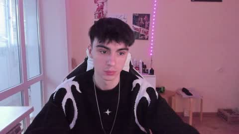 Snapshot of stralght_twinks chatting on 01.16.25 Ray online show from 01.16.25