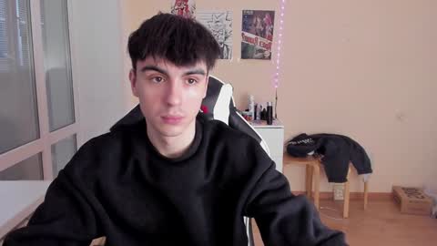 Snapshot of stralght_twinks chatting on 01.28.25 Ray online show from 01.28.25