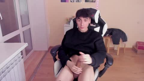 Snapshot of stralght_twinks chatting on 02.04.25 Ray online show from 02.04.25