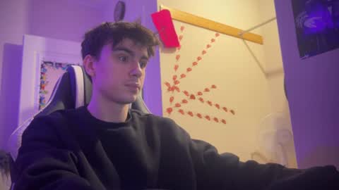 Snapshot of stralght_twinks chatting on 02.14.25 Ray online show from 02.14.25