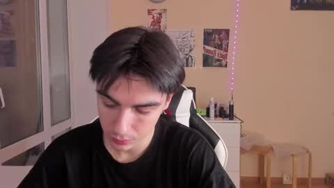 Snapshot of stralght_twinks chatting on 02.18.25 Ray online show from 02.18.25