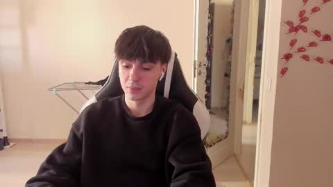 Snapshot of stralght_twinks chatting on 03.07.25 Ray online show from 03.07.25