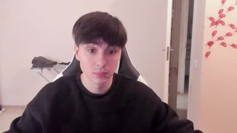 Snapshot of stralght_twinks chatting on 03.08.25 Ray online show from 03.08.25