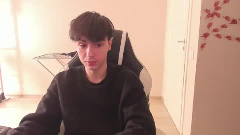 Snapshot of stralght_twinks chatting on 03.10.25 Ray online show from 03.10.25