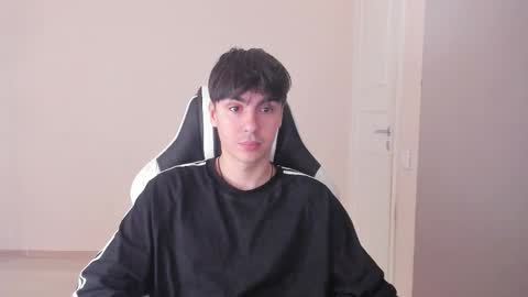 Snapshot of stralght_twinks chatting on 09.13.25 Ray online show from 09.13.25