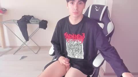 Snapshot of stralght_twinks chatting on 09.22.25 Ray online show from 09.22.25