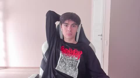 Snapshot of stralght_twinks chatting on 09.24.25 Ray online show from 09.24.25