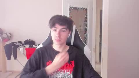 Snapshot of stralght_twinks chatting on 10.03.25 Ray online show from 10.03.25