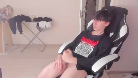 Snapshot of stralght_twinks chatting on 10.04.25 Ray online show from 10.04.25