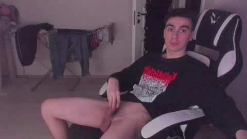 Snapshot of stralght_twinks chatting on 10.07.25 Ray online show from 10.07.25