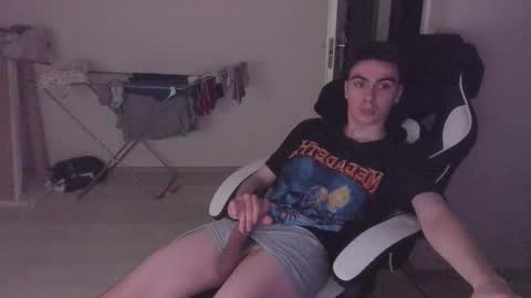 Snapshot of stralght_twinks chatting on 10.12.25 Ray online show from 10.12.25